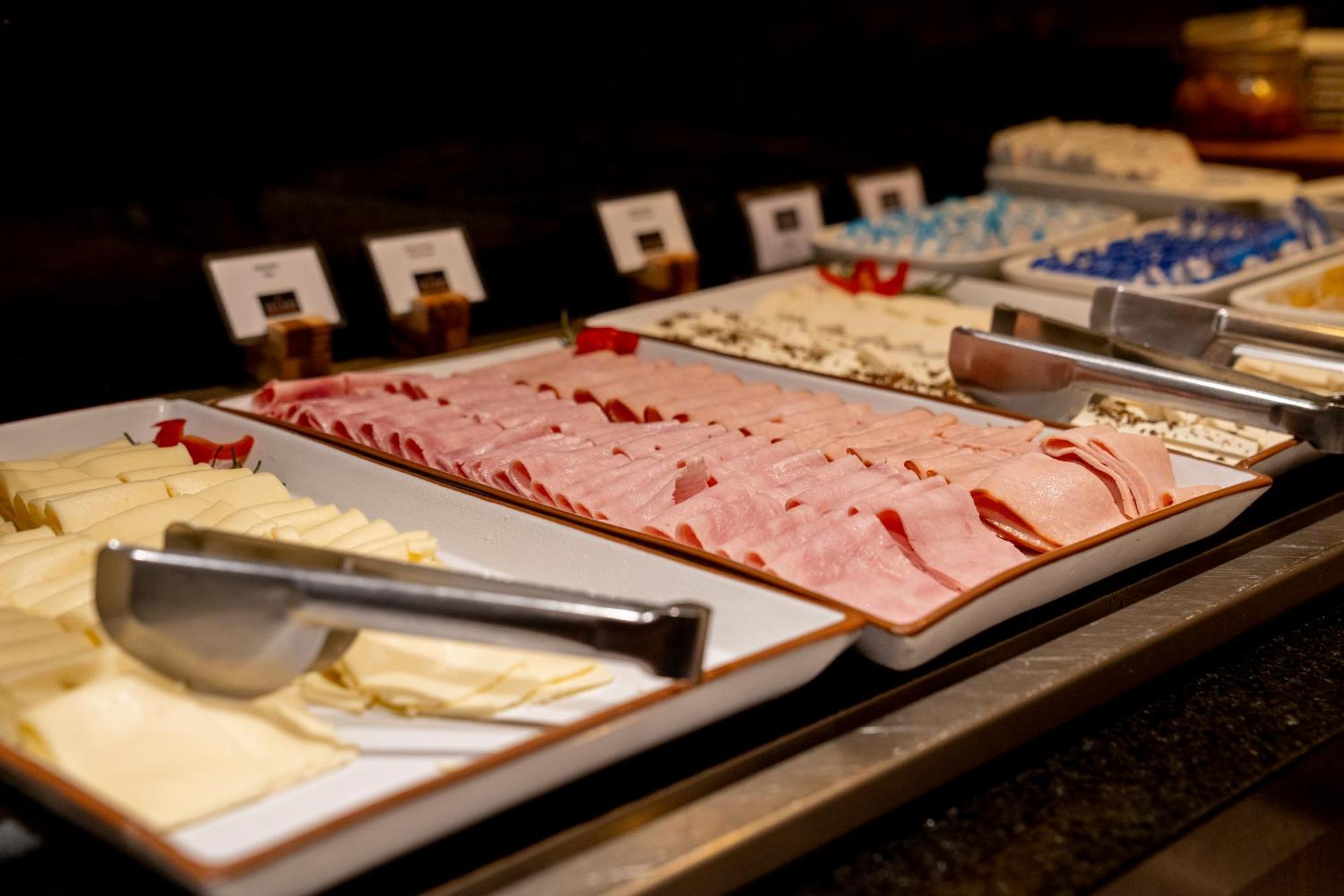 Hotel Luzeiros Recife Exterior foto A buffet with cold cuts