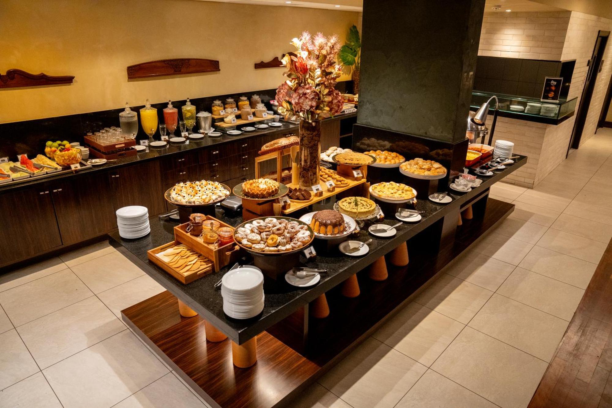 Hotel Luzeiros Recife Exterior foto A buffet at a hotel